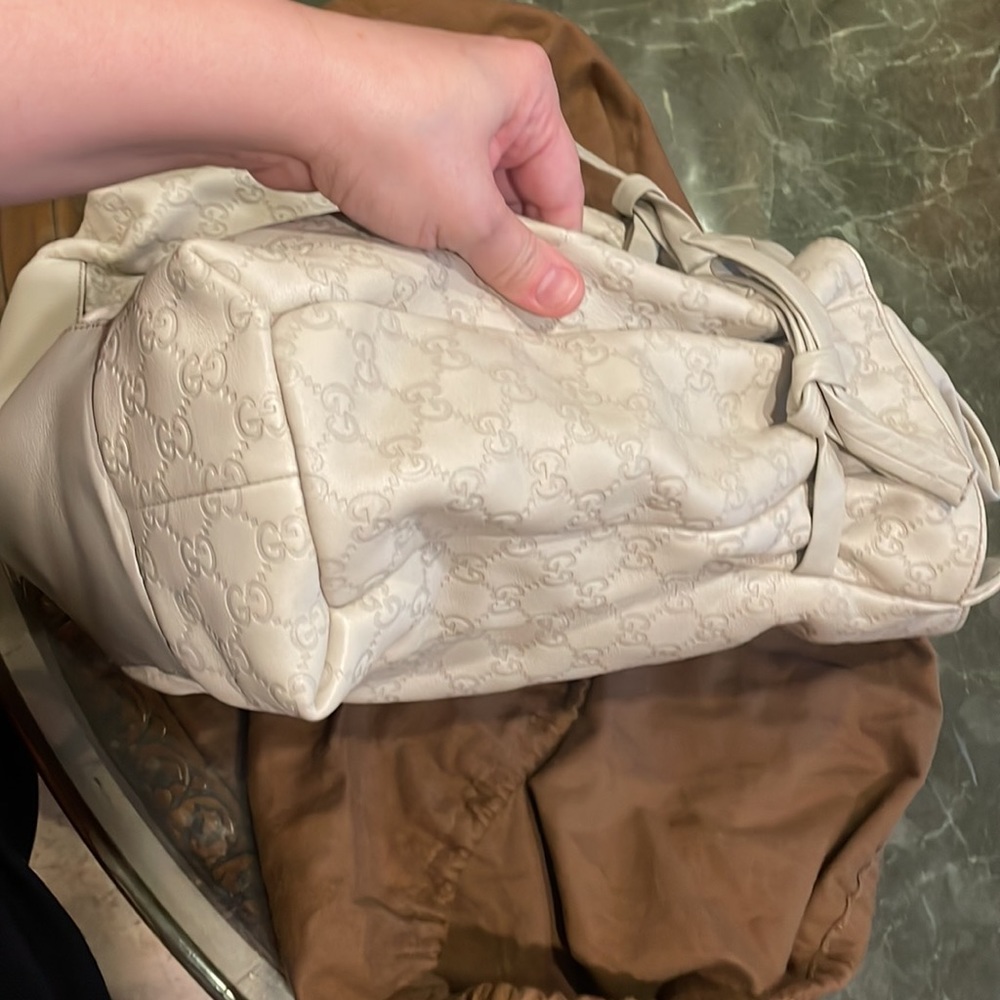 Gucci
Medium Signature Hysteria Tote - Picture 12 of 16